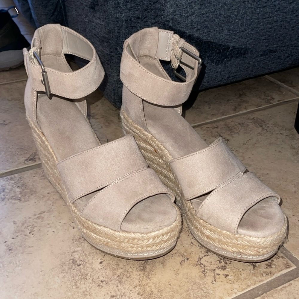 Universal Thread wedge heel